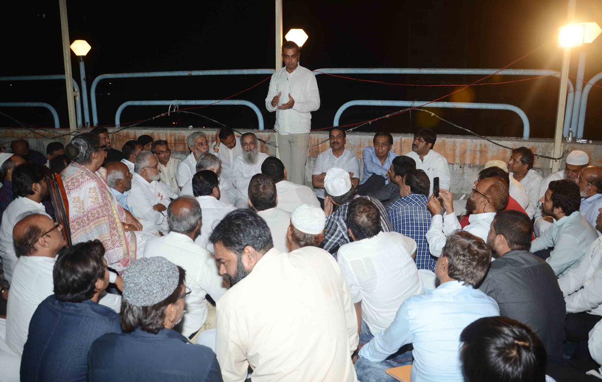 Union Minister Of State & South Mumbai MP Milind Deora Meets Moulana Shufi Sahab At Minara Masjid Area.