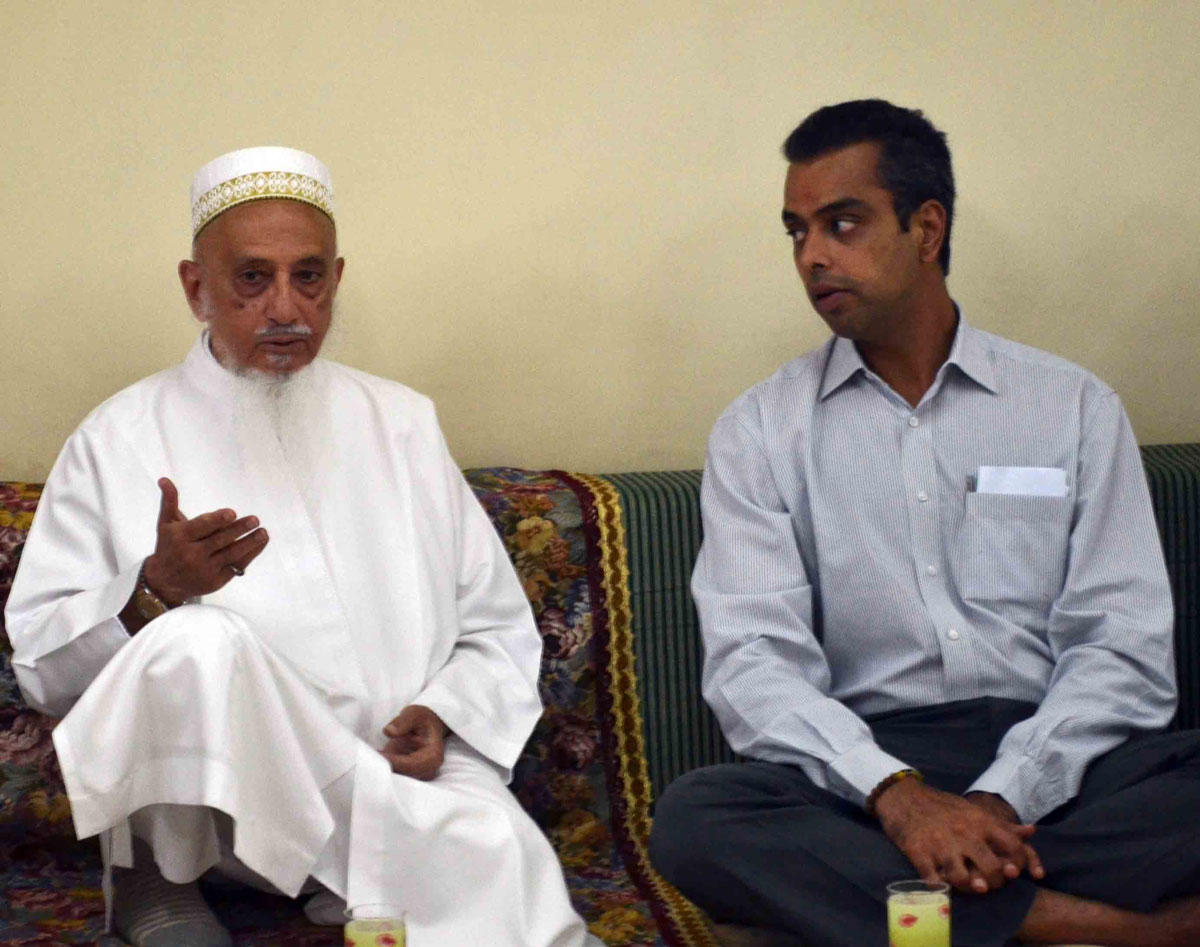 South Mumbai Congress/NCP/PRP (Kawade) Republican Party of India (Democratic) Alliance MP.Candidate Milind Deora Visit to Bohra Community Priest-Shehzade Abbas Bhai Saheb Fort.