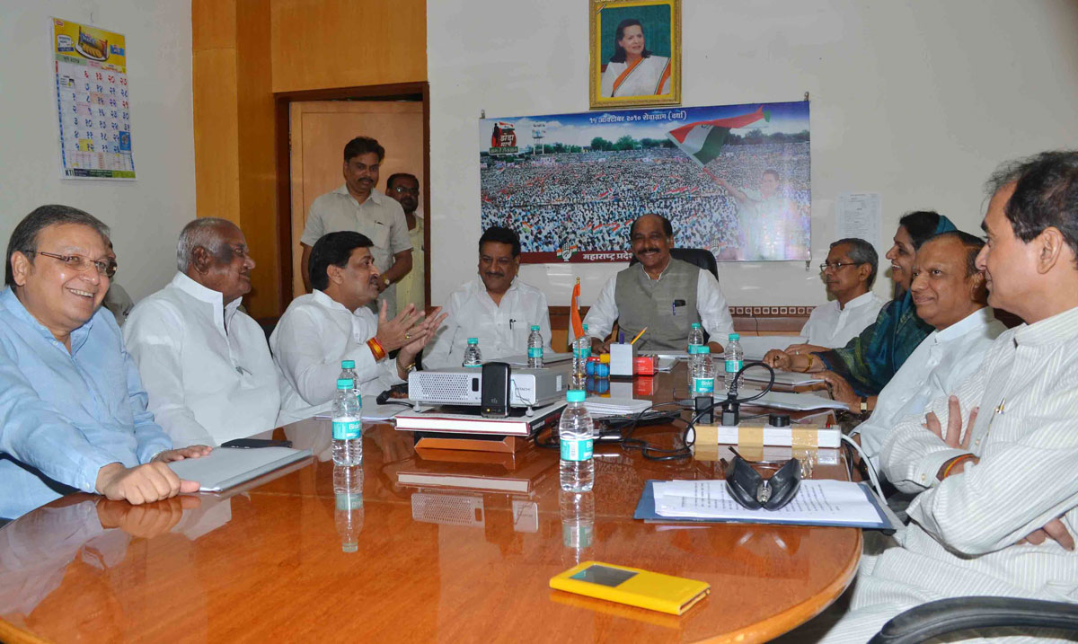 Chief Minister Prithviraj Chavan & MPCC President Manikrao Thakare With Marathwada Leader's at Tilak Bhavan Dadar.