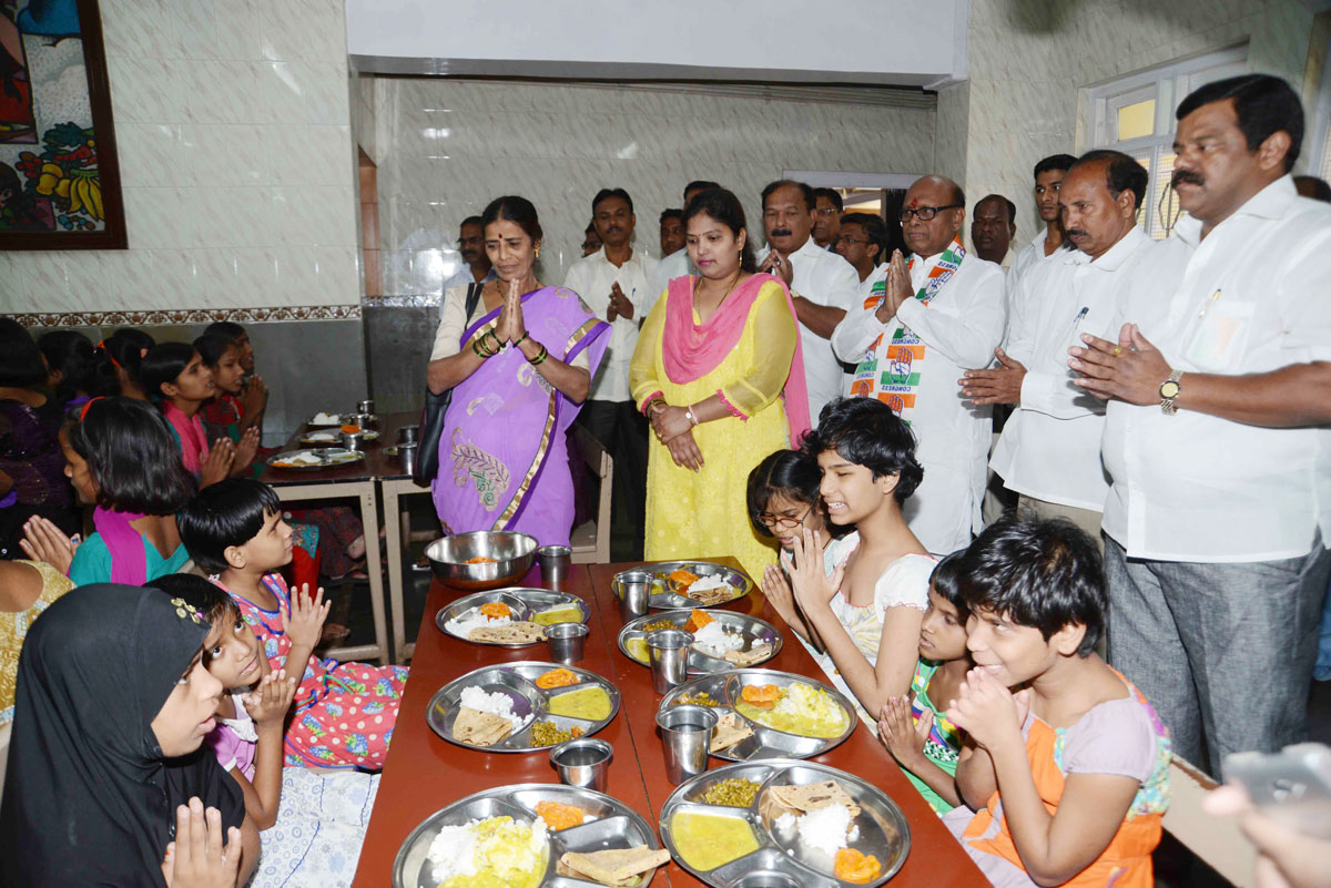 Senior Congress Leader & Ex.MP.Eknathrao Gaikwad Celebrated New Year & his Birthday with Blind School Girl Children's at Dadar.