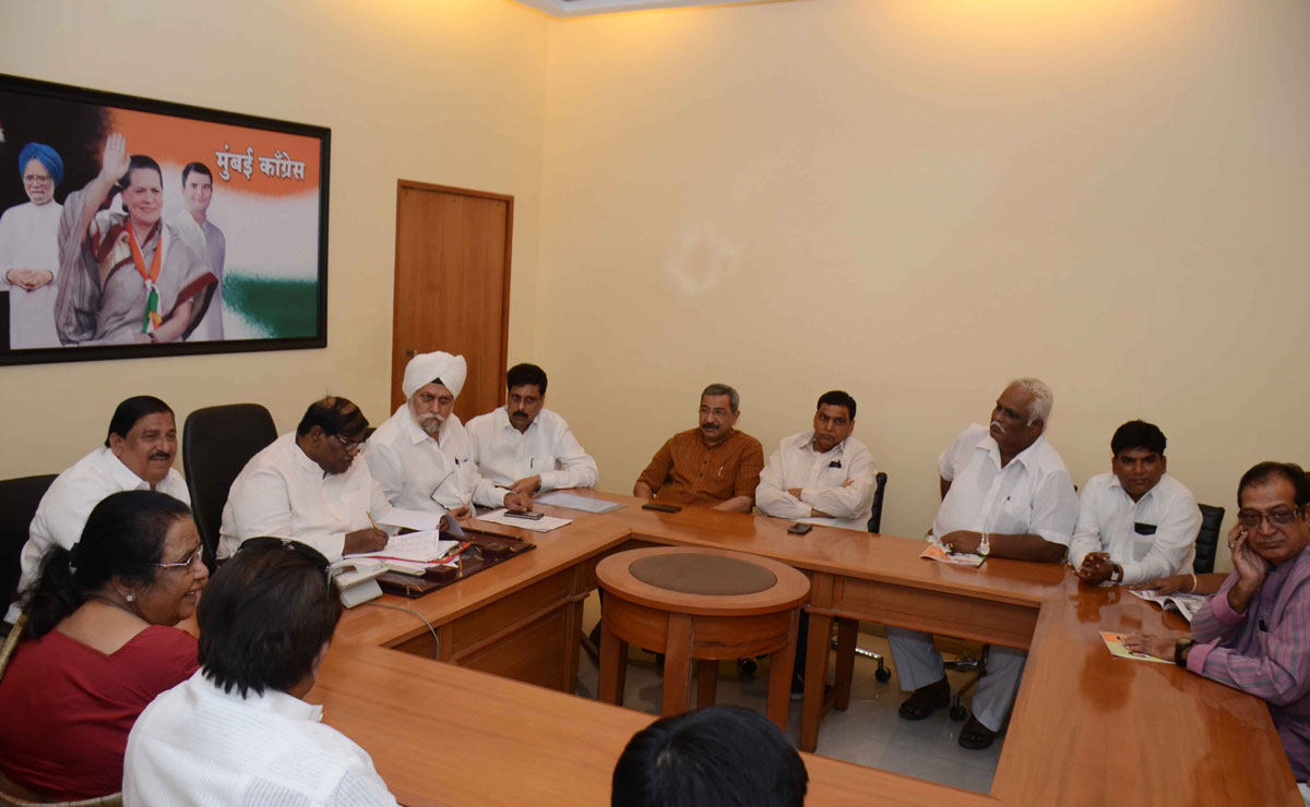 MRCC President Janardan Chandurkar During Party Worker's Meeting at Rajiv Gandhi Bhavan.