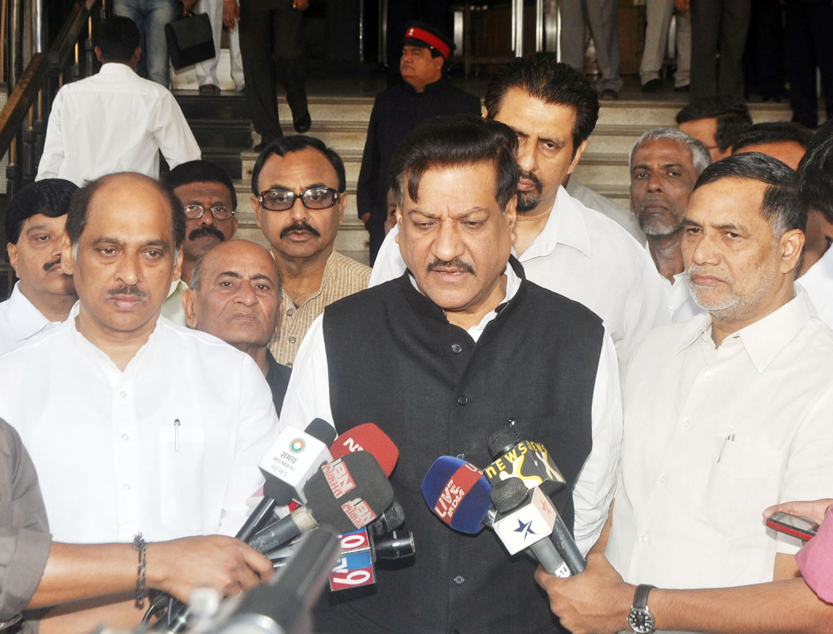 CHIEF MINISTER PRITHVIRAJ CHAVAN ,MPCC PRESIDENT MANIKRAO THAKRE, MRCC PRESIDENT KRIPASHANKAR SINGH IN PRESS CONFERENCE AT VIDHAN BHAVAN.