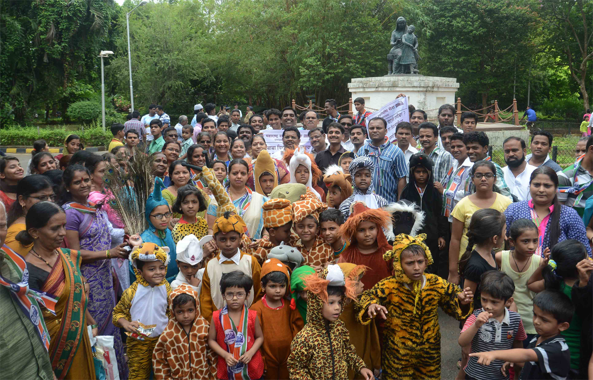 MNS Ranibaugh Bachoo Andolan at Veer Jijamata Udyan.