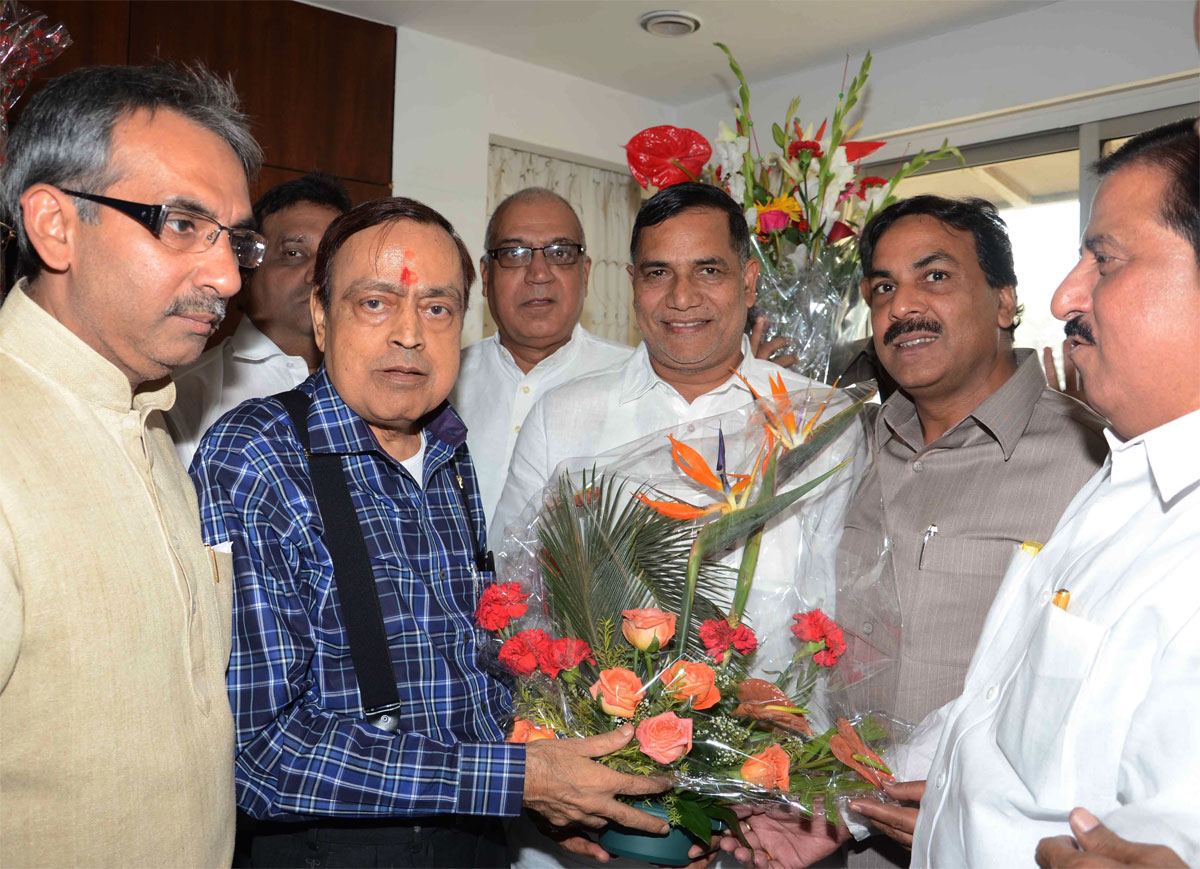 M.P.& EX.UNION MINISTER MURLI DEORA 75th BIRTHDAY CELEBRATION ON OCCASION MRCC PRESIDENT KRIPASHANKAR SINGH,MINISTER ARIF NASIM KHAN AT CHURCHGATE KHETAN BHAVAN.