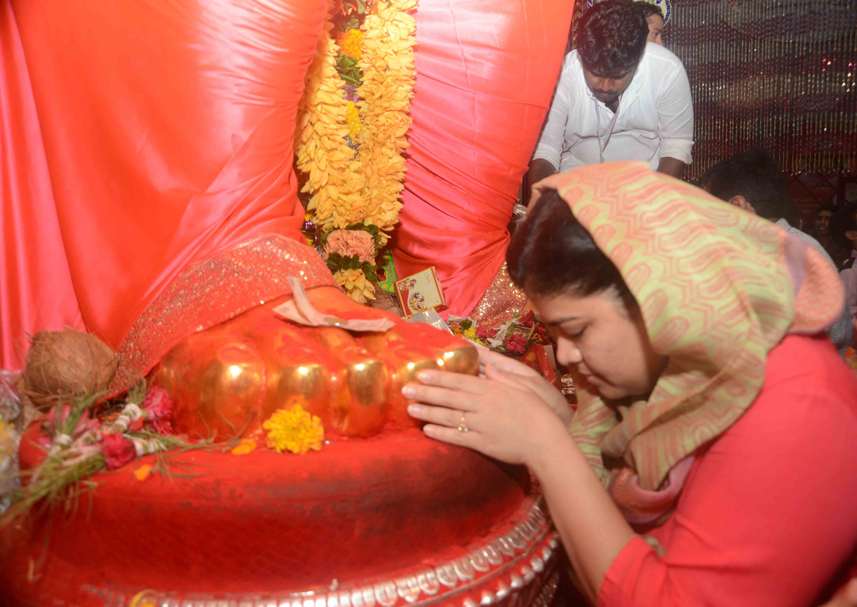 MP Poonamtai Mahajan for "Lal Baugcha Raja" Ganpati Darshan.