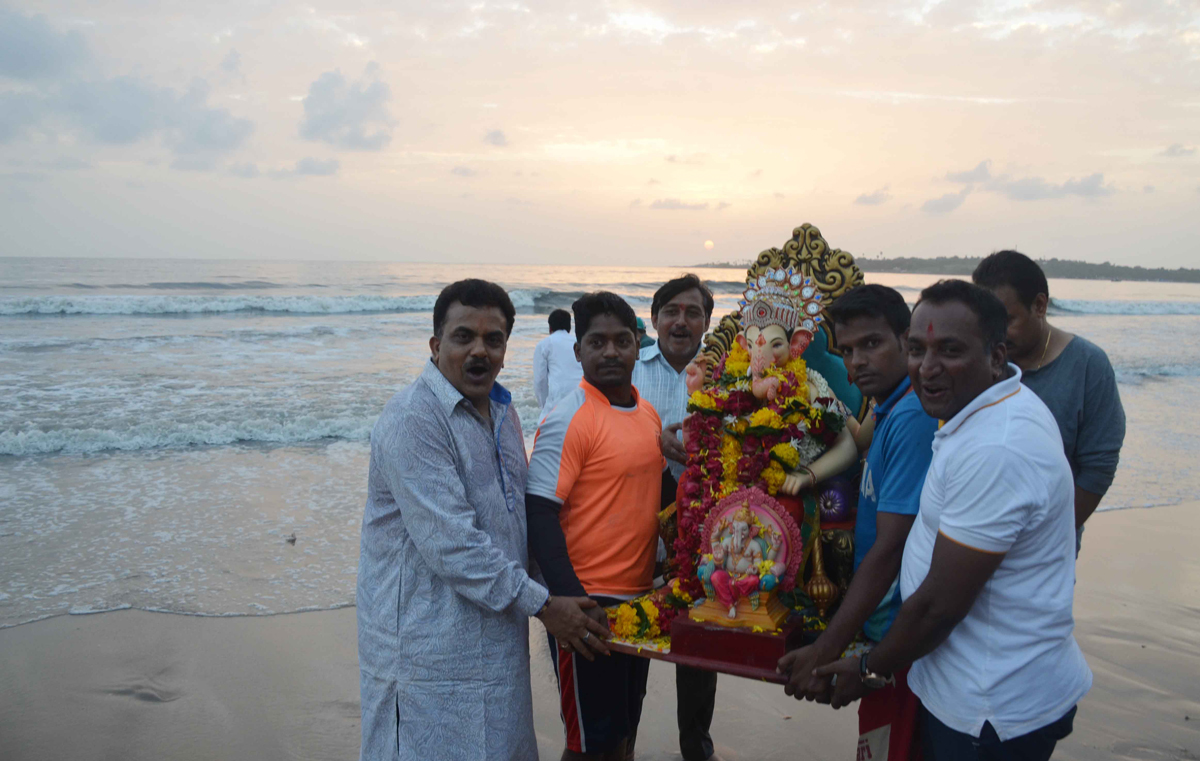 MRCC President Sanjay Nirupam Residential Ganpati Idol Immersion at Juhu Chowpatty.