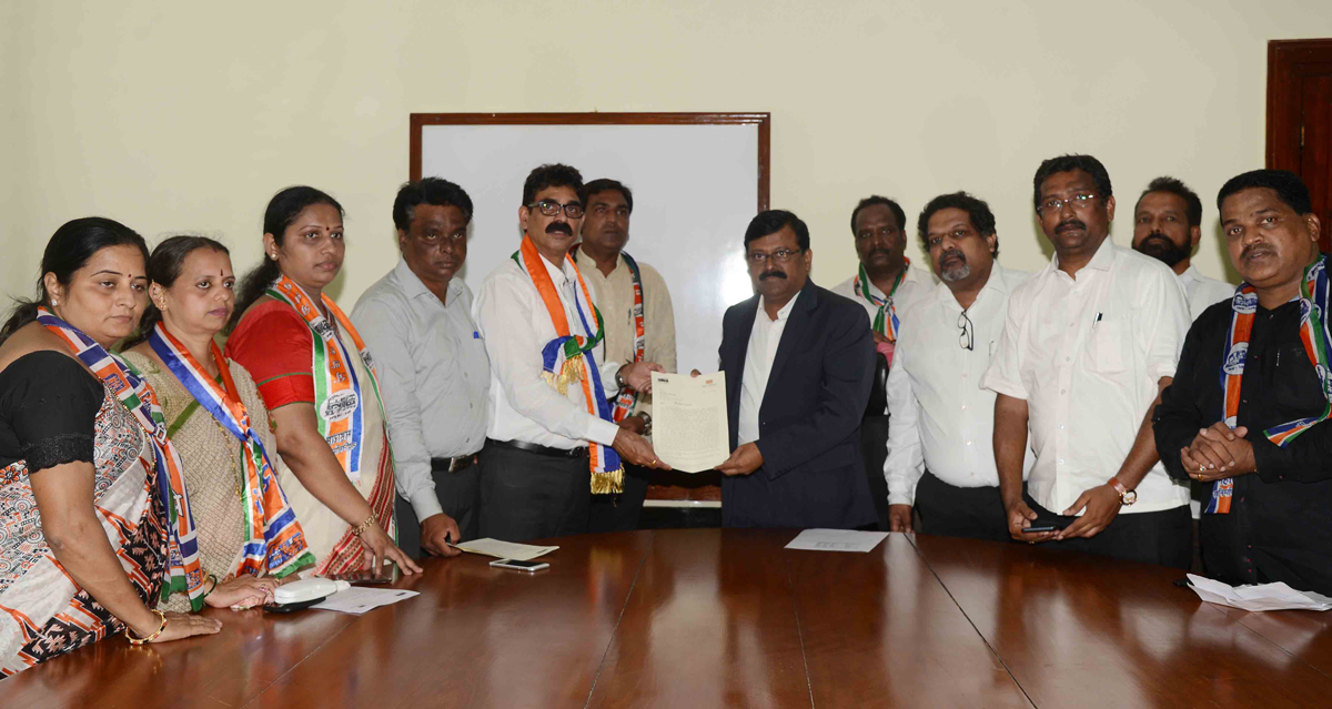 MNS Protest "Zatkaa Morcha" against BEST at Azad Maidan.