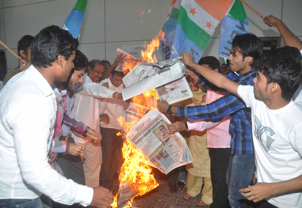 MUMBAI CONGRESS (NSUI) STUDENT'S PROTEST AGAINST DAINIK SAAMANA AT MUMBAI CONGRESS RAJIV GANDHI BHAVAN.