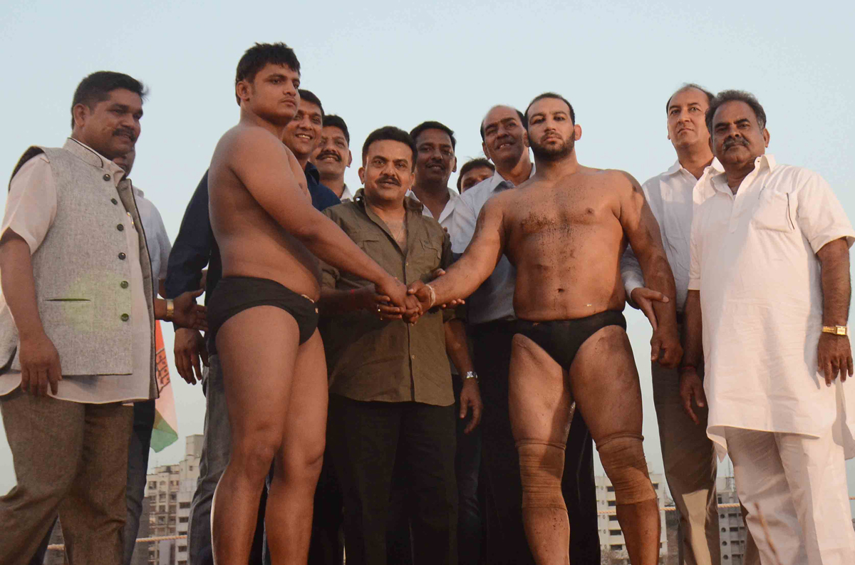 Mumbai Congress Organised Wrestling ( Kusti) Competition at Veera Desai Rd. Yadav Nagar Ground Opp Country Club Andheri (w).