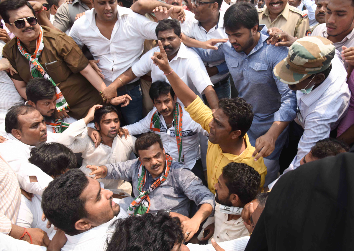 Mumbai Congress President Sanjay Nirupam with Team Protest against Dumping Ground issue at Deonar.