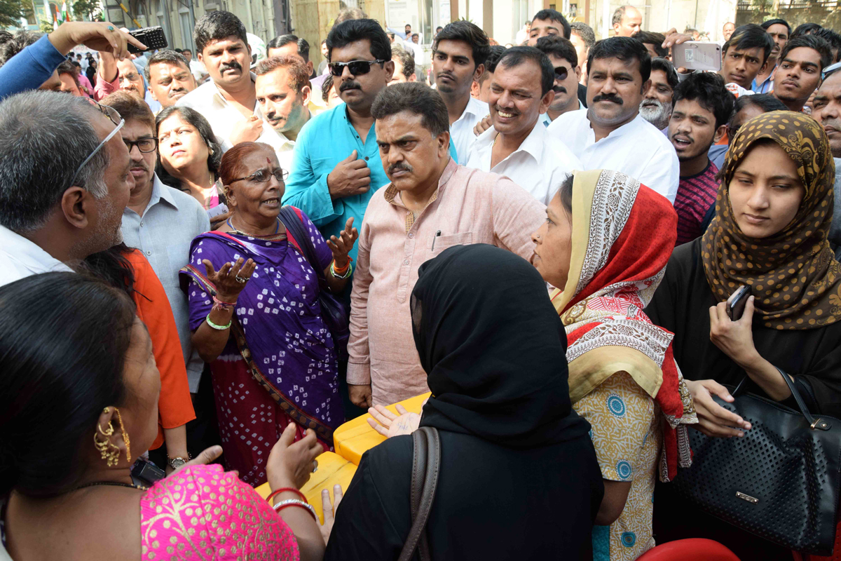 Mumbai Congress President Sanjay Nirupam during "Note Pe Charcha" near Crowded Banks at Byculla near J.J.Hospital.