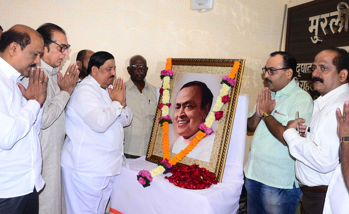 Mumbai Congress Paying Tribute to Former Mumbai Congress President Late.Murlibhai Deora at Rajiv Gandhi Bhavan.