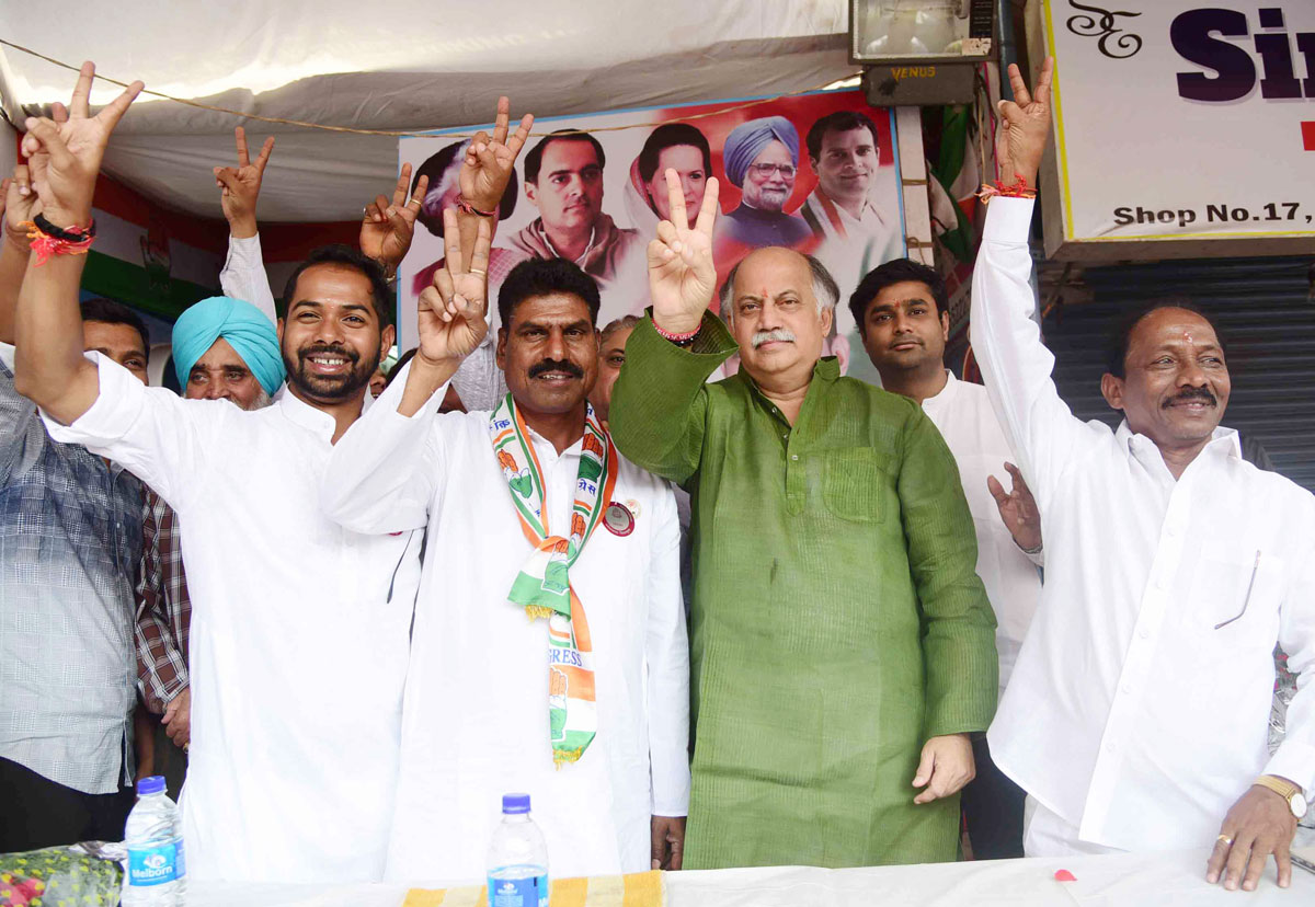 Congress Party Leader Gurudas Kamat during Election Campaign at Chembur.