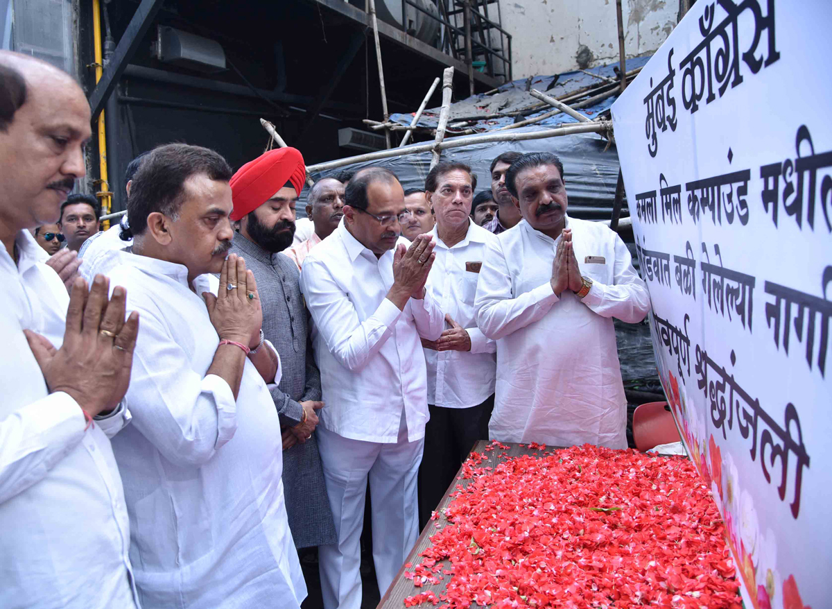 LOP Radhakrishna Vikhe Patil & Mumbai Congress President Sanjay Nirupam Paying Shradhanjali to Fire Victims at Kamla Mill Compound.