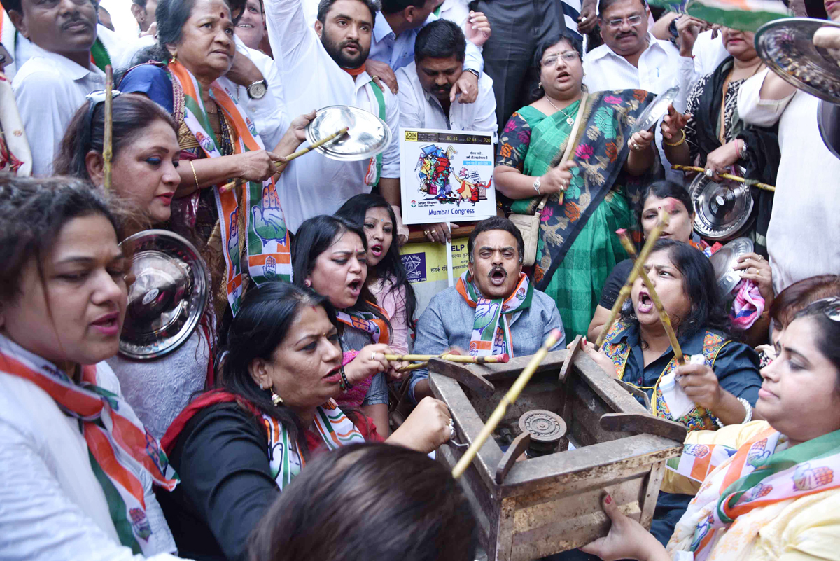 MRCC President Sanjay Nirupam with Team at Churchgate Station Protest against BJP Govt.