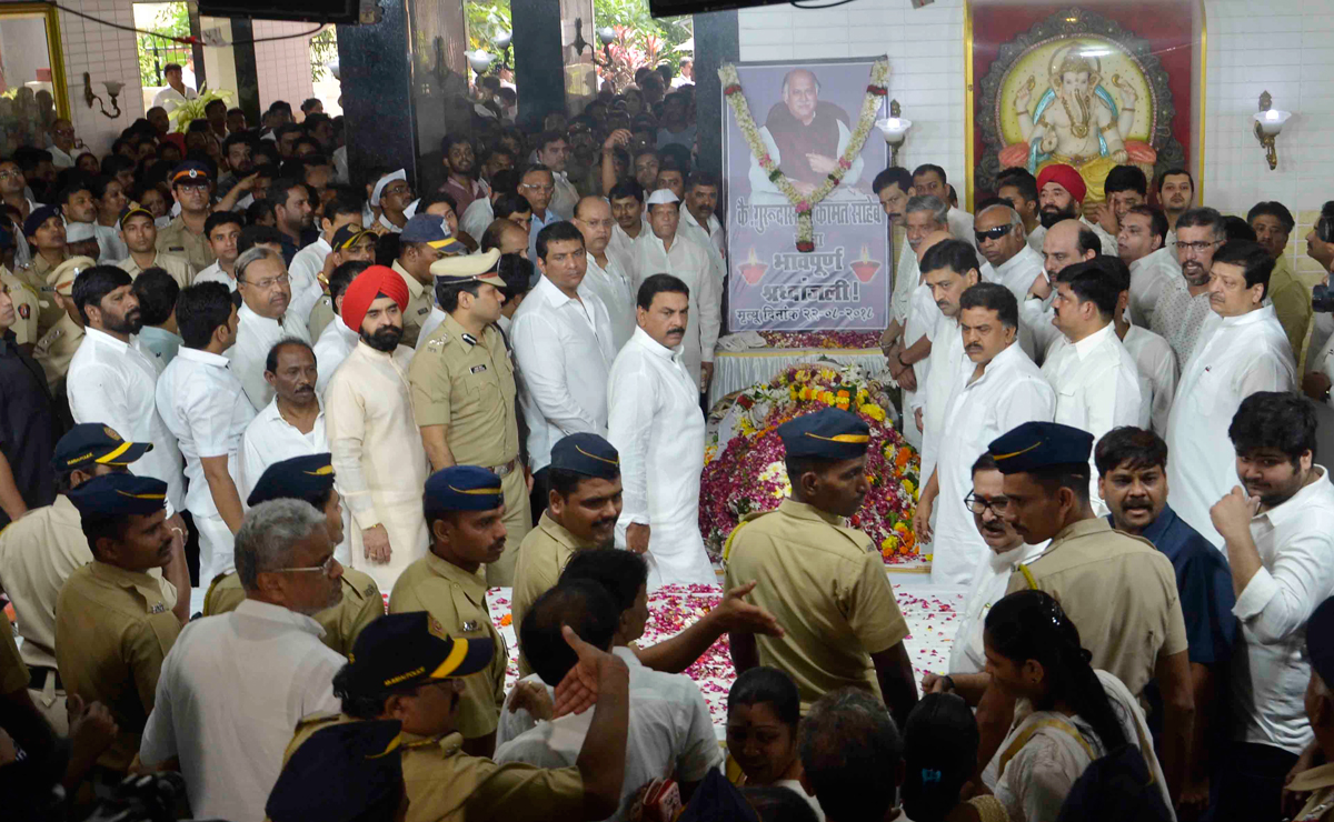 All Party Leaders & Karyakartas paid their last Respect to Veteran Congress Leader Shri Gurudas Kamat at his residence.the Body Ceremated with full State Honour at Charai Cemetary at Chembur.