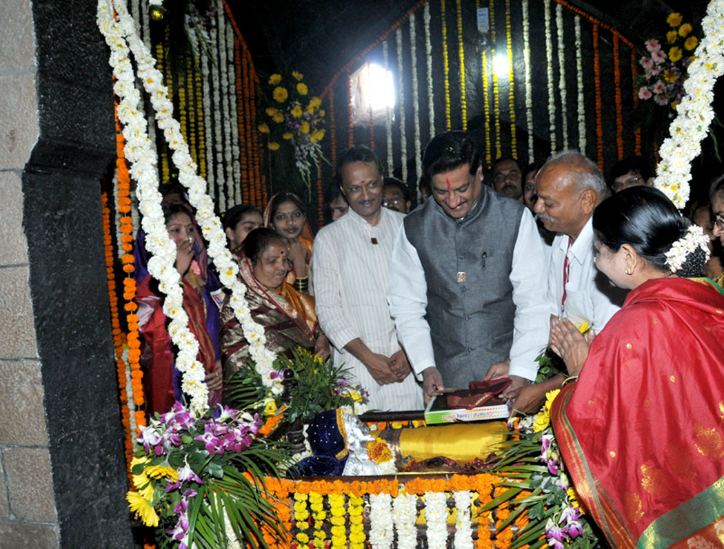 CHIEF MINISTER PRITHVIRAJ CHAVAN & DY CHIEF MINISTER AJIT DADA PAWAR AT SHIVNERI TO CELEBRATE CHHATRPATI SHIVAJI MAHARAJ JAYANTI.