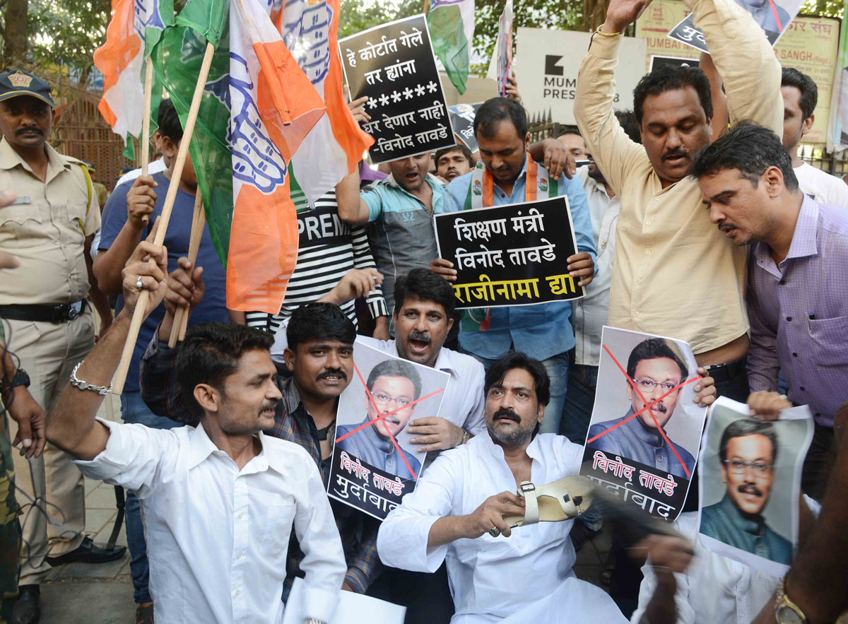Maharashtra Pradesh Congress Secretary Sayed Zeeshan Ahmed Protest Against Education Minister Vinod Tawde For Using Bad Rough Language & Abusing Public, Sayed Zeeshan Ahmed Protest at Azad Maidan.