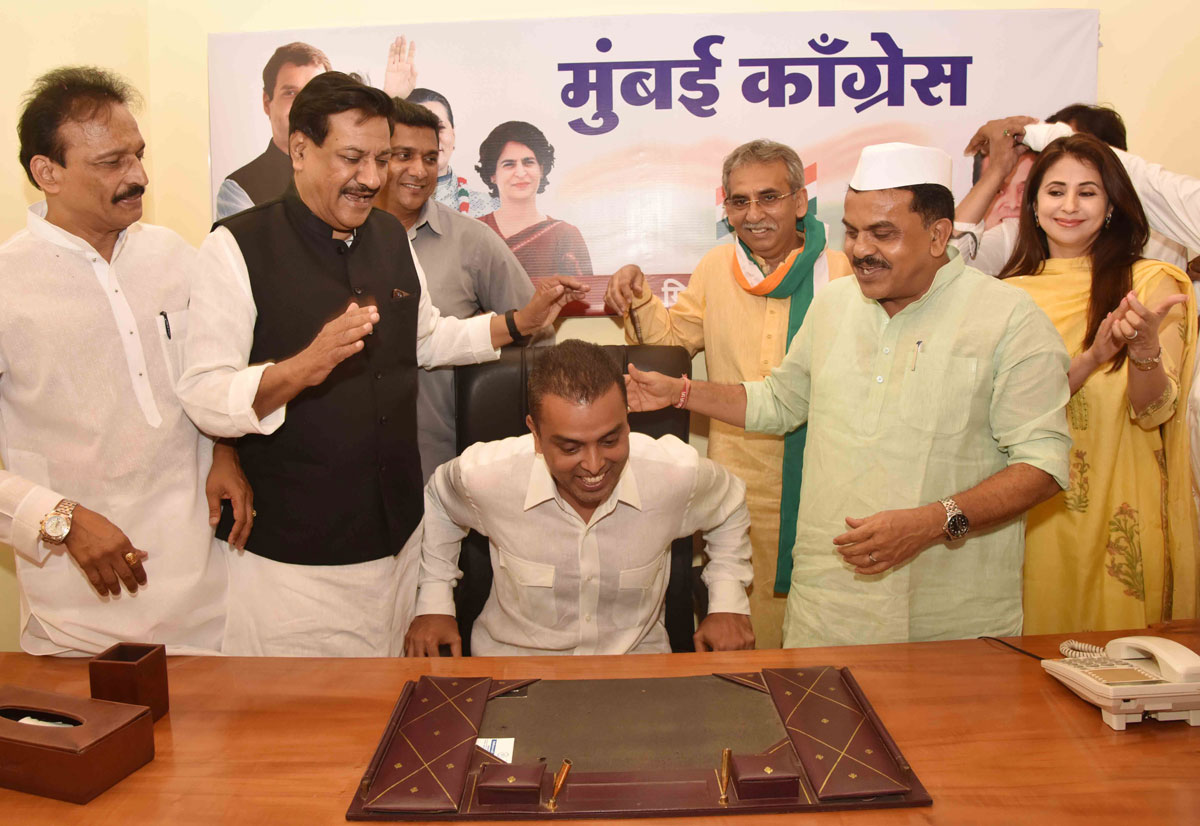 Mumbai Regional Congress Committee Newly Appointeed President Milind Deora Taking Charge from Former MRCC President Sanjay Nirupam at Mumbai Rajiv Gandhi Bhavan.