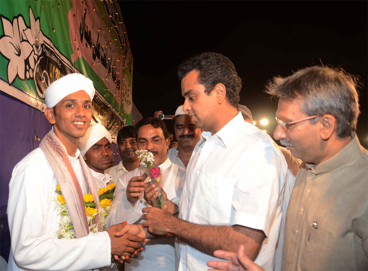 HAJRAT SHAH SAQLAIN ACADEMY ORG.MASS MARRIAGE ON OCCASION UNION MINISTER OF STATE MILIND DEORA, MINISTER NASIM KHAN & MLA AMIN PATEL AT YMCA MAIDAN MUMBAI CENTRAL.