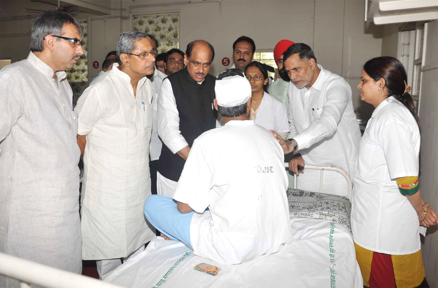 AICC SECRETARY & MAHARASHTRA IN CHARGE MOHAN PRAKASH, MPCC PRESIDENT MANIKRAO THAKRE & MRCC PRESIDENT KRIPASHANKAR SINGH VISITED J J HOSPITAL.