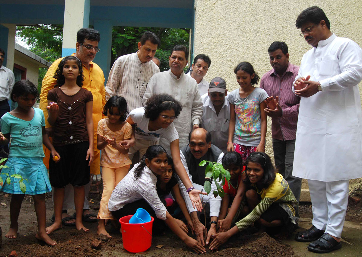 MPCC PRESIDENT MANIKRAO THAKRE CELEBRATION AICC GEN. SECRETARY M.P.RAHUL GANDHI BIRTHDAY AT SION.