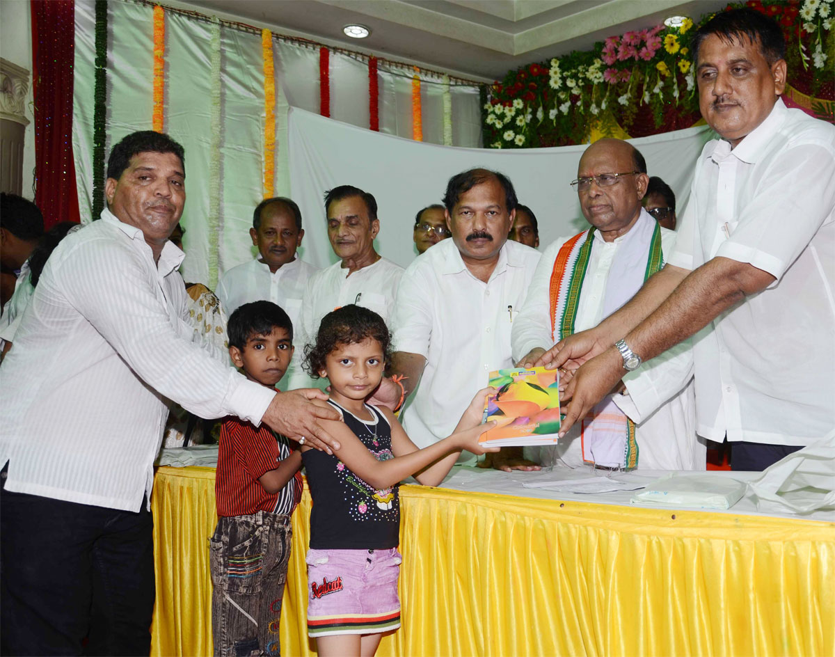 MP.EKNATH GAIKWAD & MLA KALIDAS KOLAMBKAR CELEBRATION AICC GEN. SECRETARY M.P.RAHUL GANDHI BIRTHDAY AT DADAR.