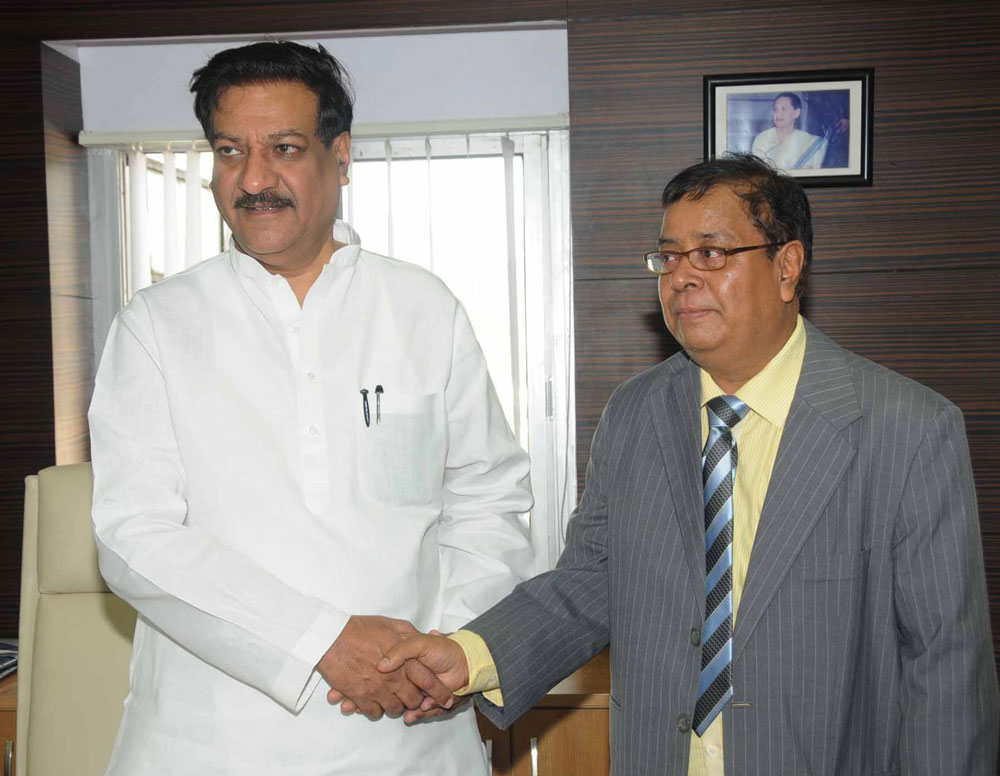 CHIEF MINISTER PRITHVIRAJ CHAVAN TAKING CHARGE AT MANTRALYA.