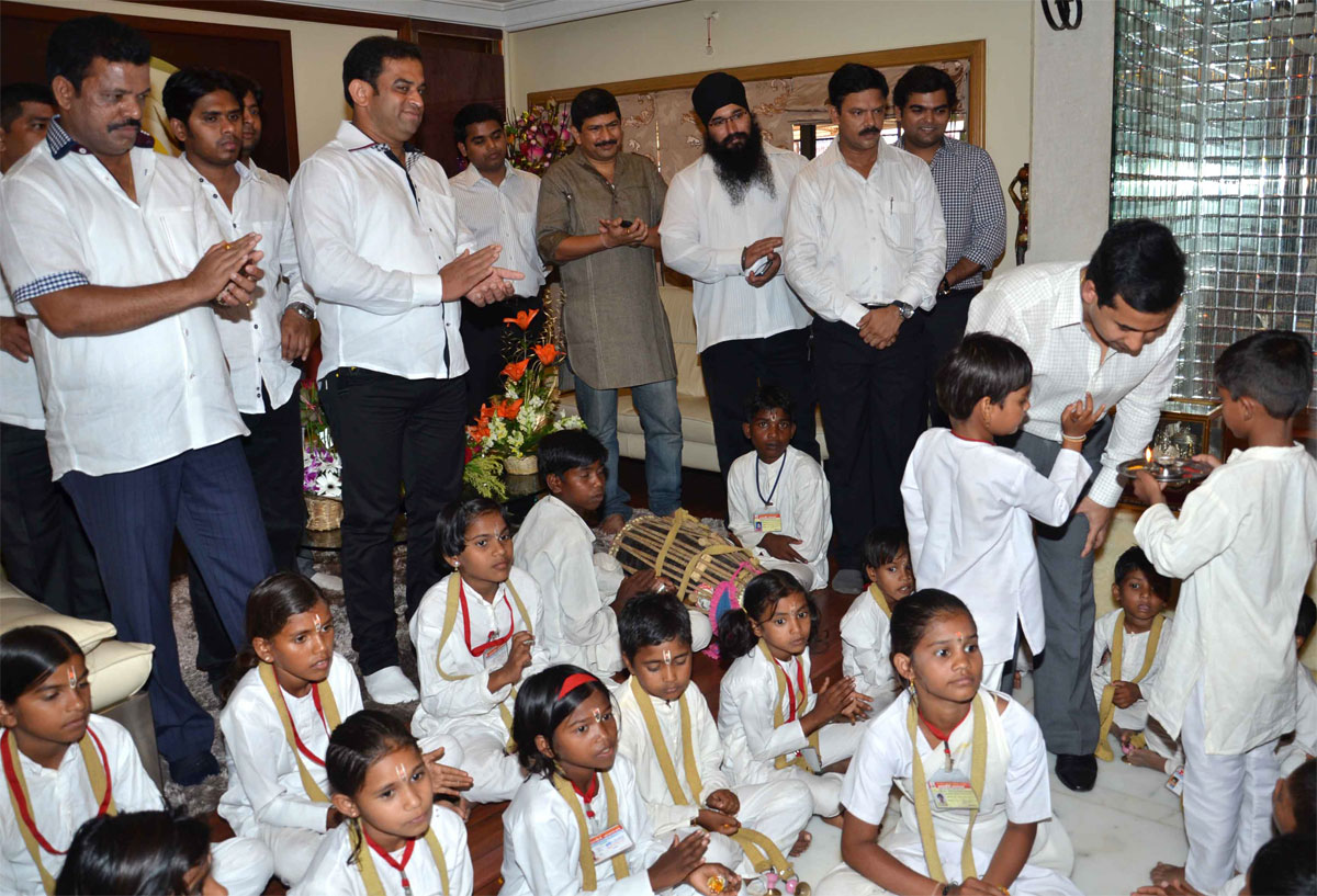 BIRTHDAY CELEBRATION OF SWABHIMAN SANGHATANA PRESIDENT & CONGRESS YUVA LEADER NITESH NARAYANRAO RANE IN MUMBAI.