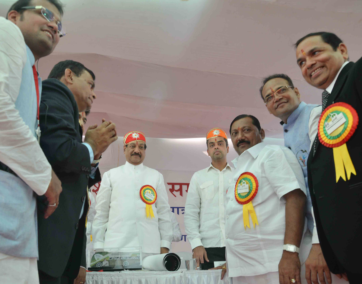 CHIEF MINISTER PRITHVIRAJ CHAVAN & UNION MINISTER OF STATE MILIND DEORA AT AZAD MAIDAN.