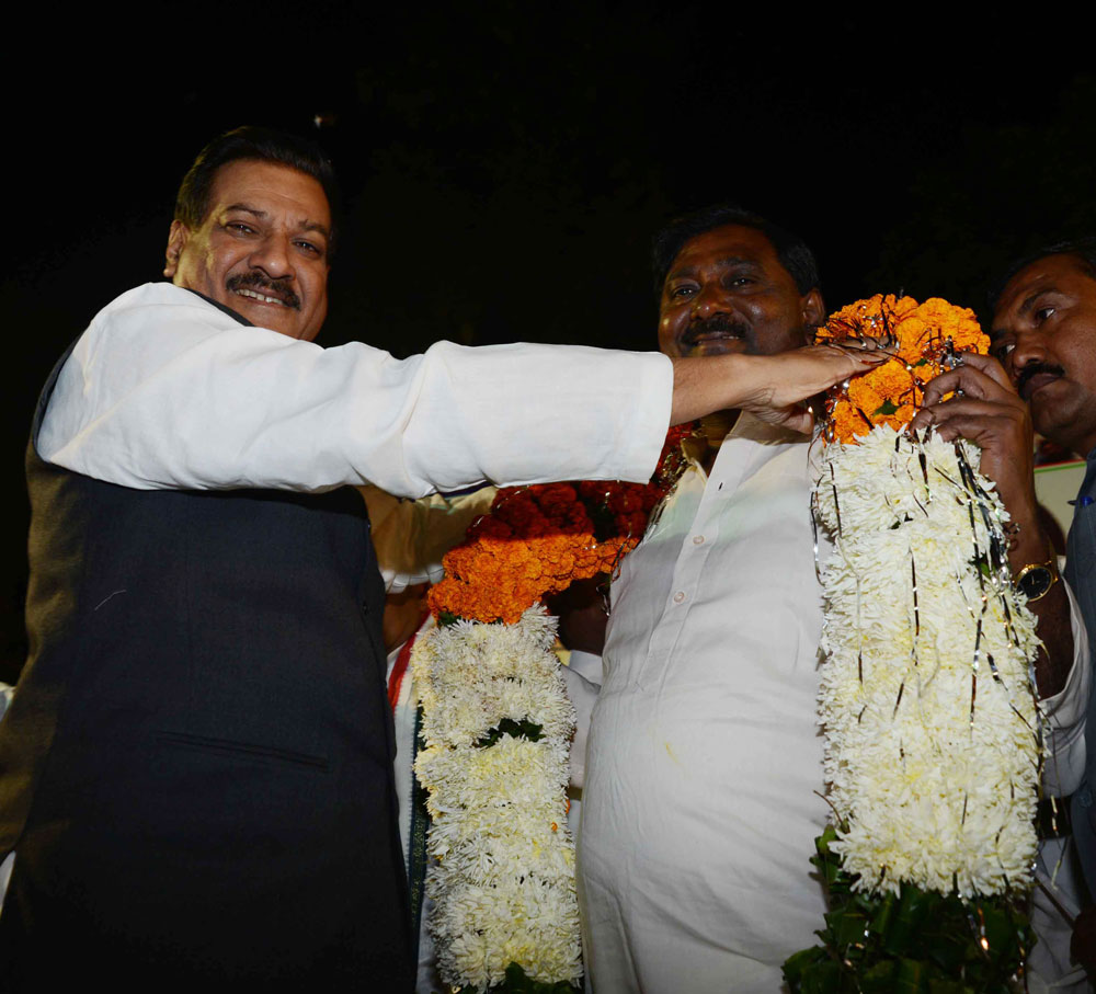 CHIEF MINISTER PRITHVIRAJ CHAVAN FELICITATED AT NAGPUR BY EX.MIN.& MLA CHANDRAKANT HANDORE.