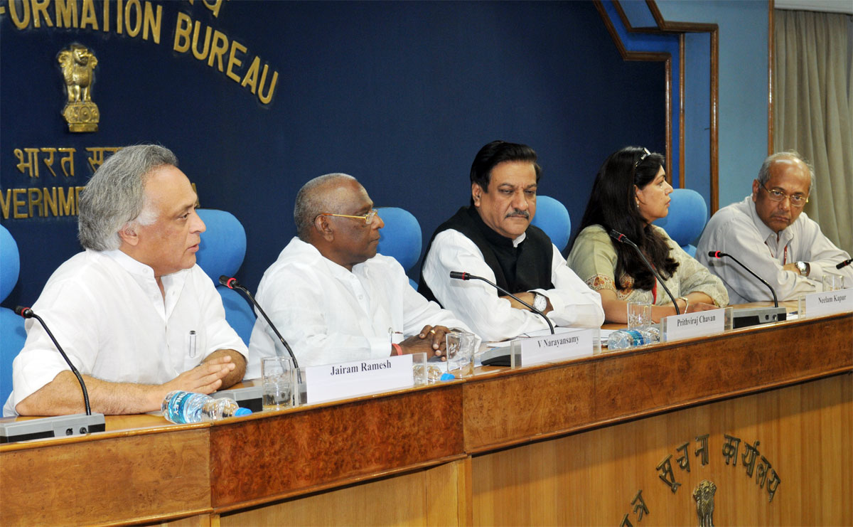 THE MINISTER OF STATE FOR ENVIRONMENT AND FORESTS (INDEPENDENT CHARGE),SHRI JAIRAM RAMESH,CHIEF MINISTER OF MAHARASHTRA PRITHVIRAJ CHAVAN AT NEW DELHI.