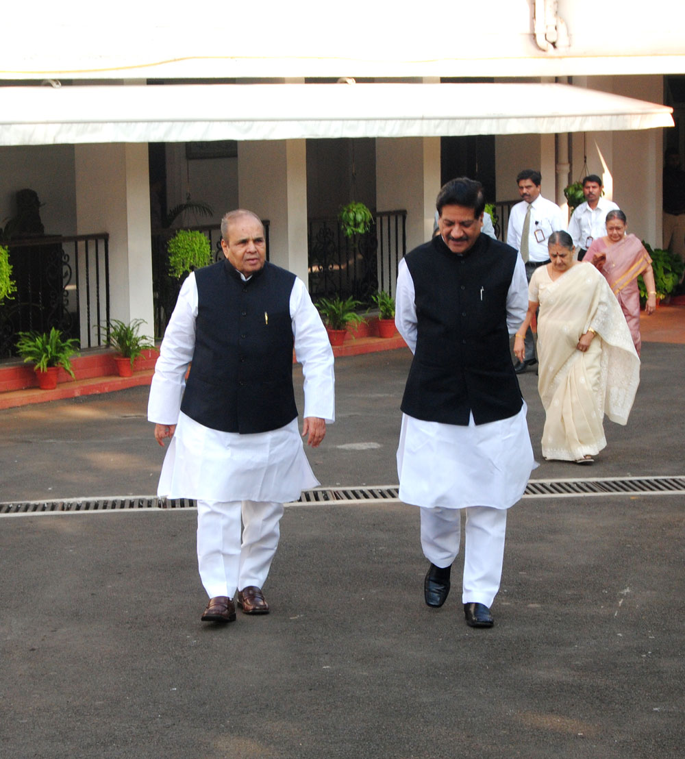 The Governor Of Maharashtra K. Sankaranarayanan Today Congratulated Maharashtra Chief Minister Prithviraj Chavan On The Latter Completing Two Years in Qffice.