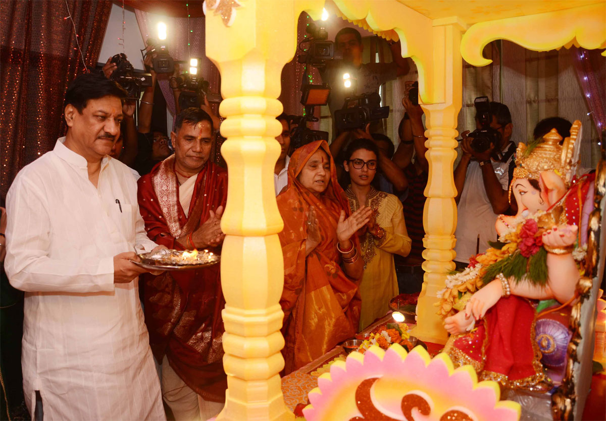 CHIEF MINISTER PRITHVIRAJ CHAVAN VISITED MUMBAI CONGRESS PRESIDENT & MLA KRIPA SHANKAR SINGH RESIDENCE AT BANDRA ON GANAPATI FESTIVAL