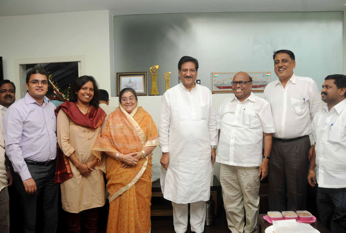 MINISTER VARSHATAI GAIKWAD & MP.EKNATH GAIKWAD  Today Congratulated Maharashtra Chief Minister PRITHVIRAJ CHAVAN  On The Latter Completing Two Years in Qffice ON OCCASION .