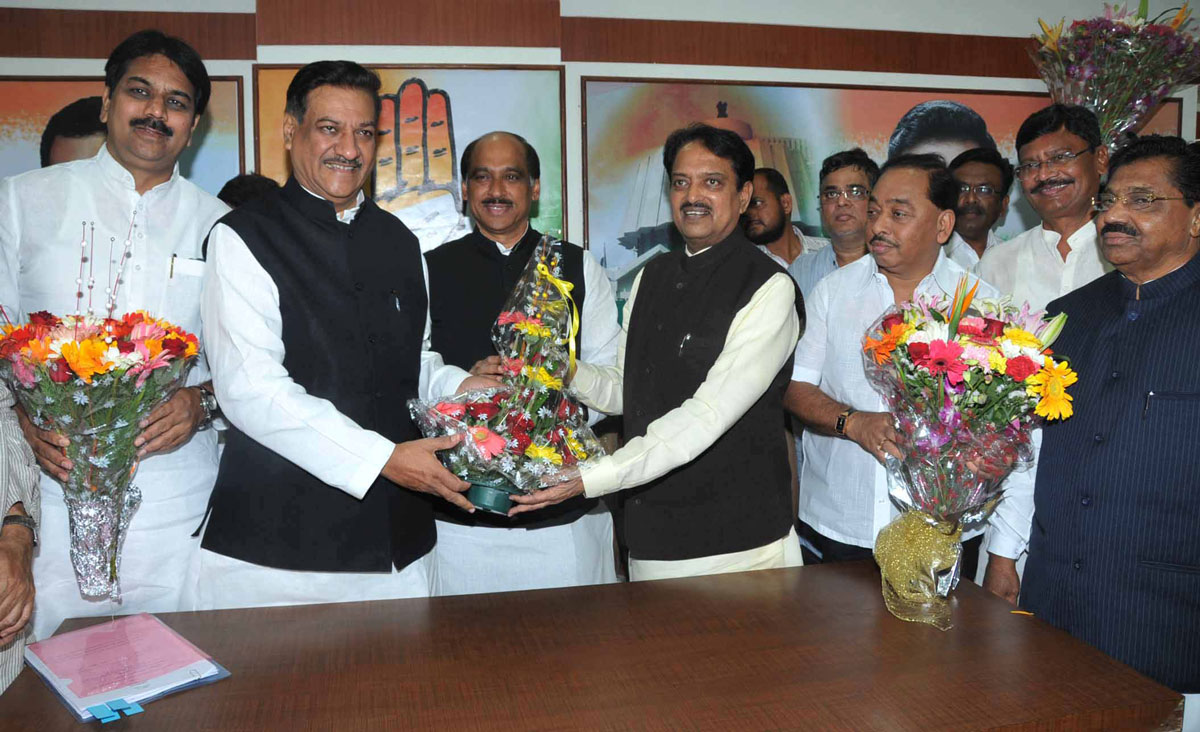 CHIEF MINISTER PRITHVIRAJ CHAVAN ON HIS BIRTHDAY AT VIDHAN BHAVAN.
