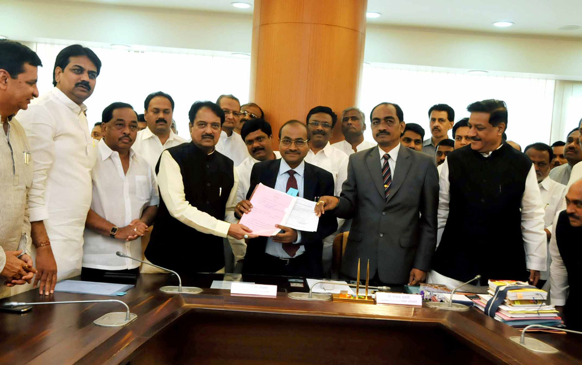 MIN.VILASRAO DESHMUKH SUBMITS HIS RAJYA SHABHA NOMINATION AT VIDHAN  BHAVAN  OCCASION CHIEF MINISTER  PRITHVIRAJ CHAVAN,MIN.NARAYANRAO RANE.