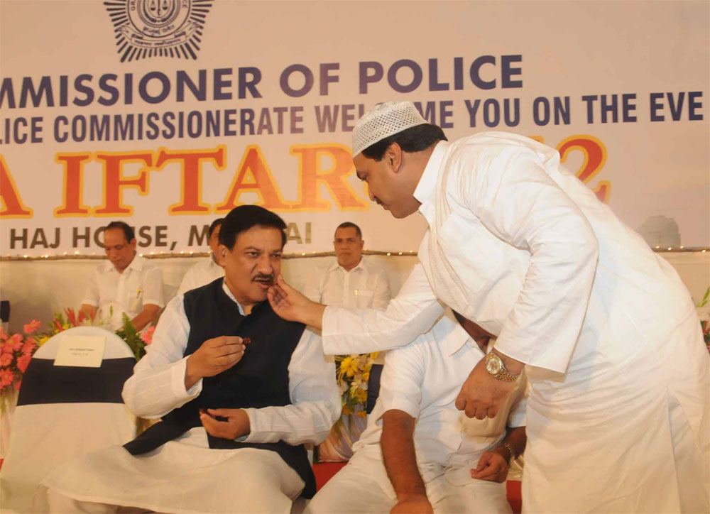 CHIEF MINISTER PRITHVIRAJ CHAVAN ATTENDS COMMISSIONER OF POLICE ROZA-E-IFTAR PARTY AT HAJ HOUSE MUMBAI.
