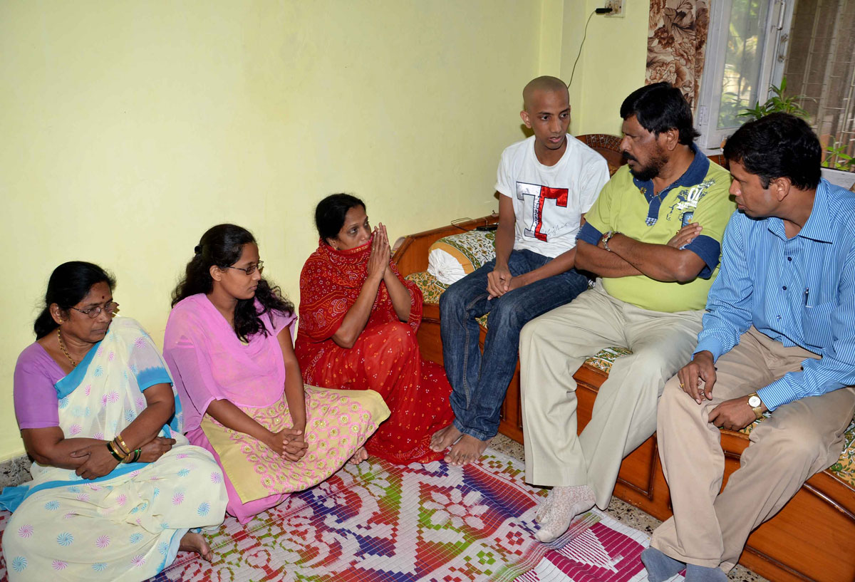 RPI LEADER & EX.MP.RAMDAS ATHAWALE MEETS LATE MOHAN MORE FAMILY AT MIRA BHAYANDAR.