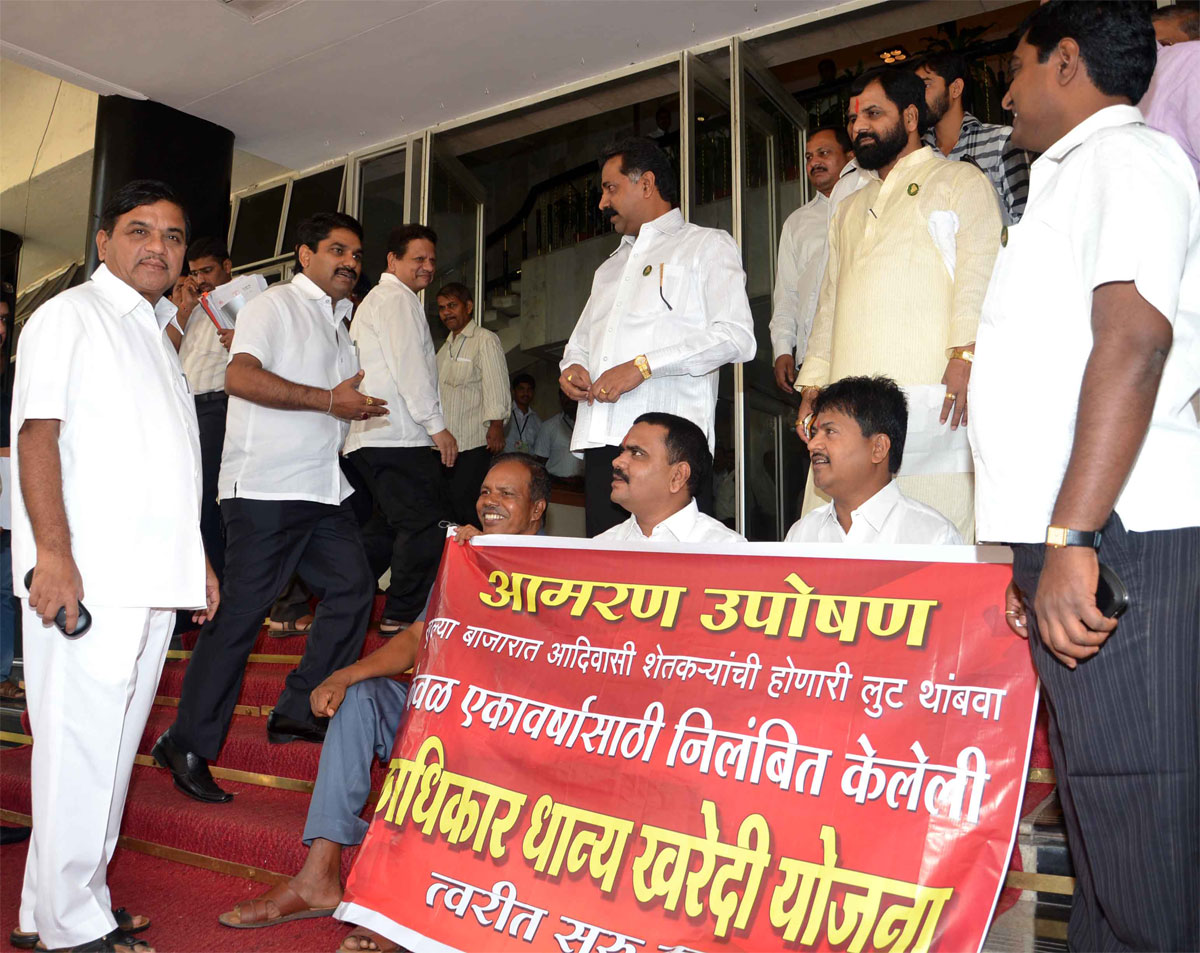 HOME MINISTER R.R.PATIL & HOME MINISTER OF STATE SATEJ PATIL MEETS NASIK MLA'S AT VIDHAN BHAVAN.