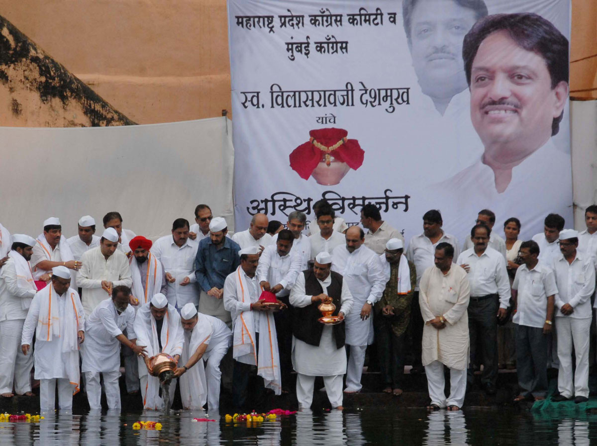 VILASRAO DESHMUKH ASTHI VISARJAN PROGRAME HELD AT BANGANGA.