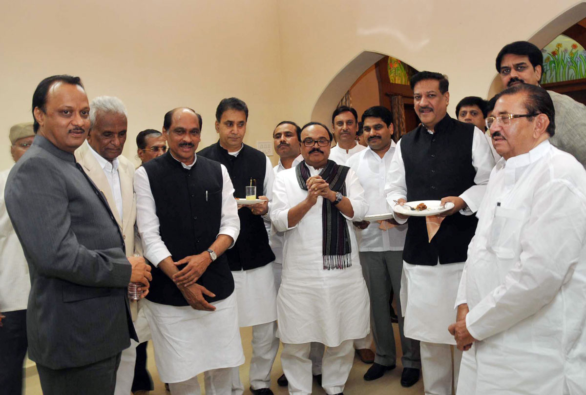 TEA PARTY BY CHIEF MINISTER PRITHVIRAJ CHAVAN BEFORE A EVE OF WINTER SESSION AT NAGPUR.