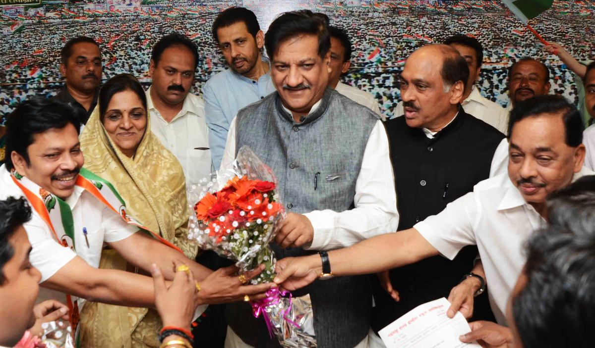 CHIEF MINISTER PRITHVIRAJ CHAVAN,MPCC PRESIDENT MANIKRAO THAKRE,MINISTER NARAYRNRAO RANE WELCOMED TO NCP LEADER SANDESH PARKAR JOINT CONGRESS PARTY AT GANDHI BHAVAN.