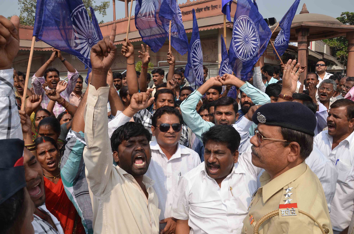 RPI PROTEST AGAINST MACHINDRA CHATE (CHIEF CHATE COACHING CLASS) AT VASHI.