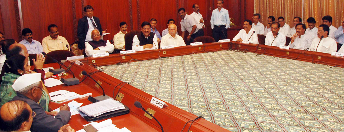 CHIEF MINISTER PRITHVIRAJ CHAVAN WITH UNION MINISTERS SHARAD PAWAR & SUSHILKUMAR SHINDE MEETING WITH MPs & MINISTERS AT SAHYADRI GUEST HOUSE.