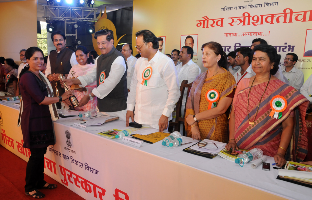 ON "WOMENS DAY" CHIEF MINISTER PRITHVIRAJ CHAVAN,DY.CHIEF MINISTER AJIT PAWAR & MINISTER VARSHATAI GAIKWAD ( MAHILA & BAL VIKAS ) AT PUNE BALEWADI.