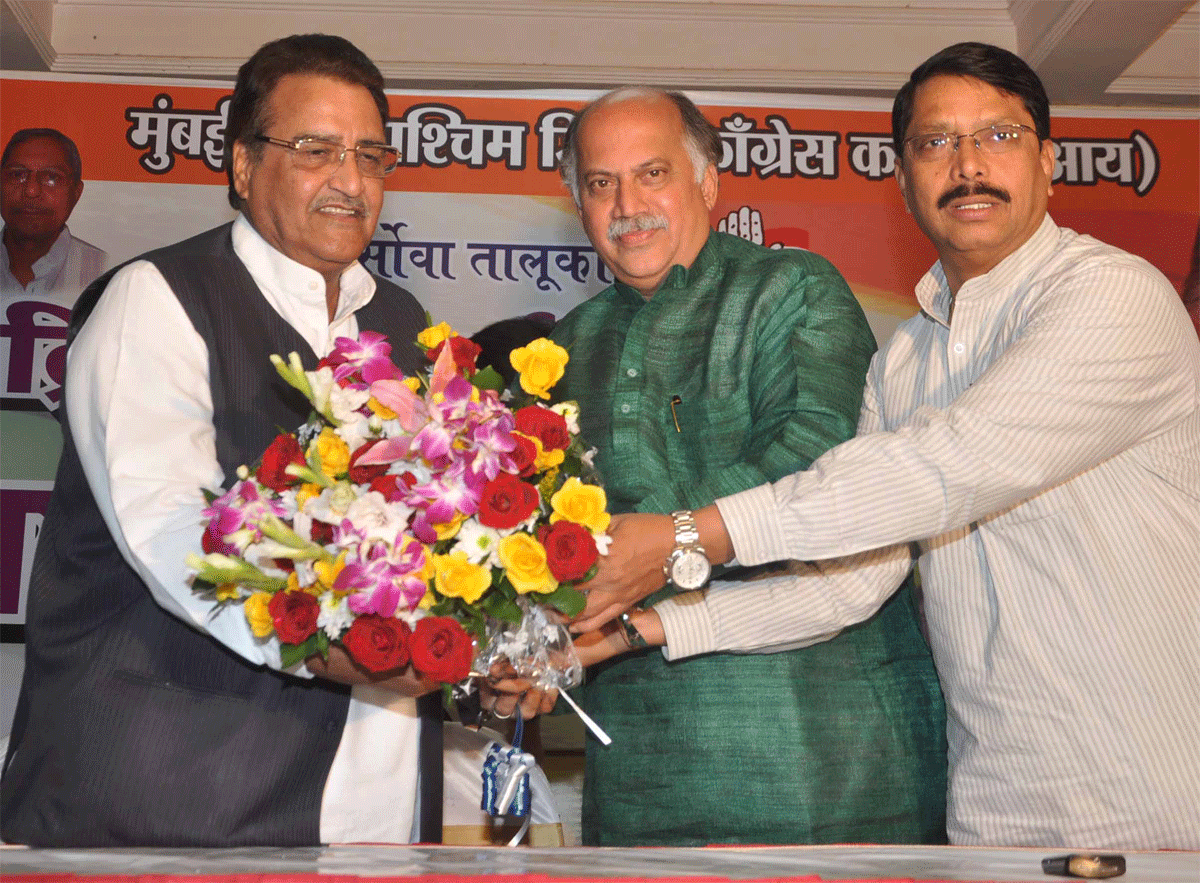 M.P.& EX.UNION MINISTER GURUDAS KAMAT IN KARYKATA MELAVA AT ANDHERI (W).