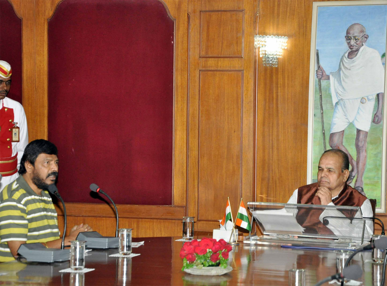 RPI PRESIDENT RAMDAS ATHAVALE MEETS GOVERNOR OF MAHARASHATRA K.SHANKARNARAYANAN AT RAJ BHAVAN.