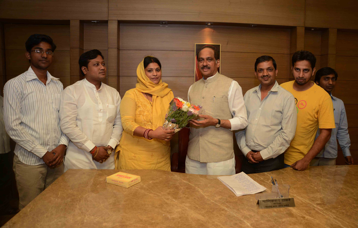 MPCC PRESIDENT MANIKRAO THAKRE CONGRATULATING MRS HEENA VIJAY KANOJIA ON BEING APPOINTED AS THE NATIONAL CO-ORDINATOR OF NSUI AT GANDHI BHAVAN.