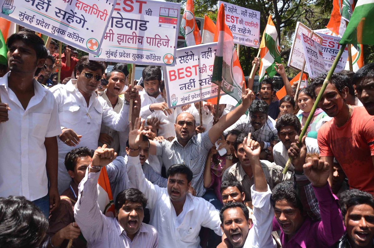 MUMBAI YOUTH CONGRESS PROTEST AGAINST BEST FARE & ELECTRICITY BILL RATE HIKES AT AZAD MAIDAN.